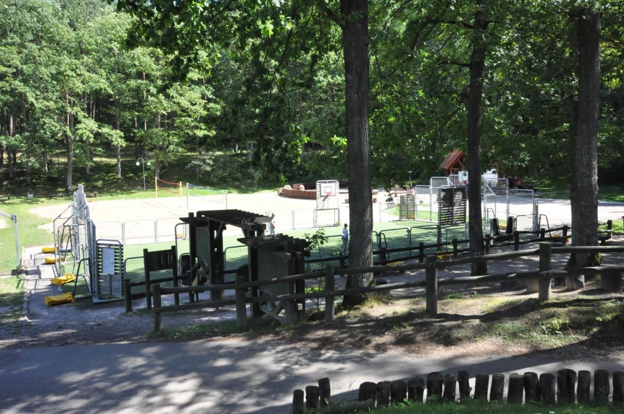 Pokoje Hotelowe Nad Jeziorem Jelen Bytów Exterior foto