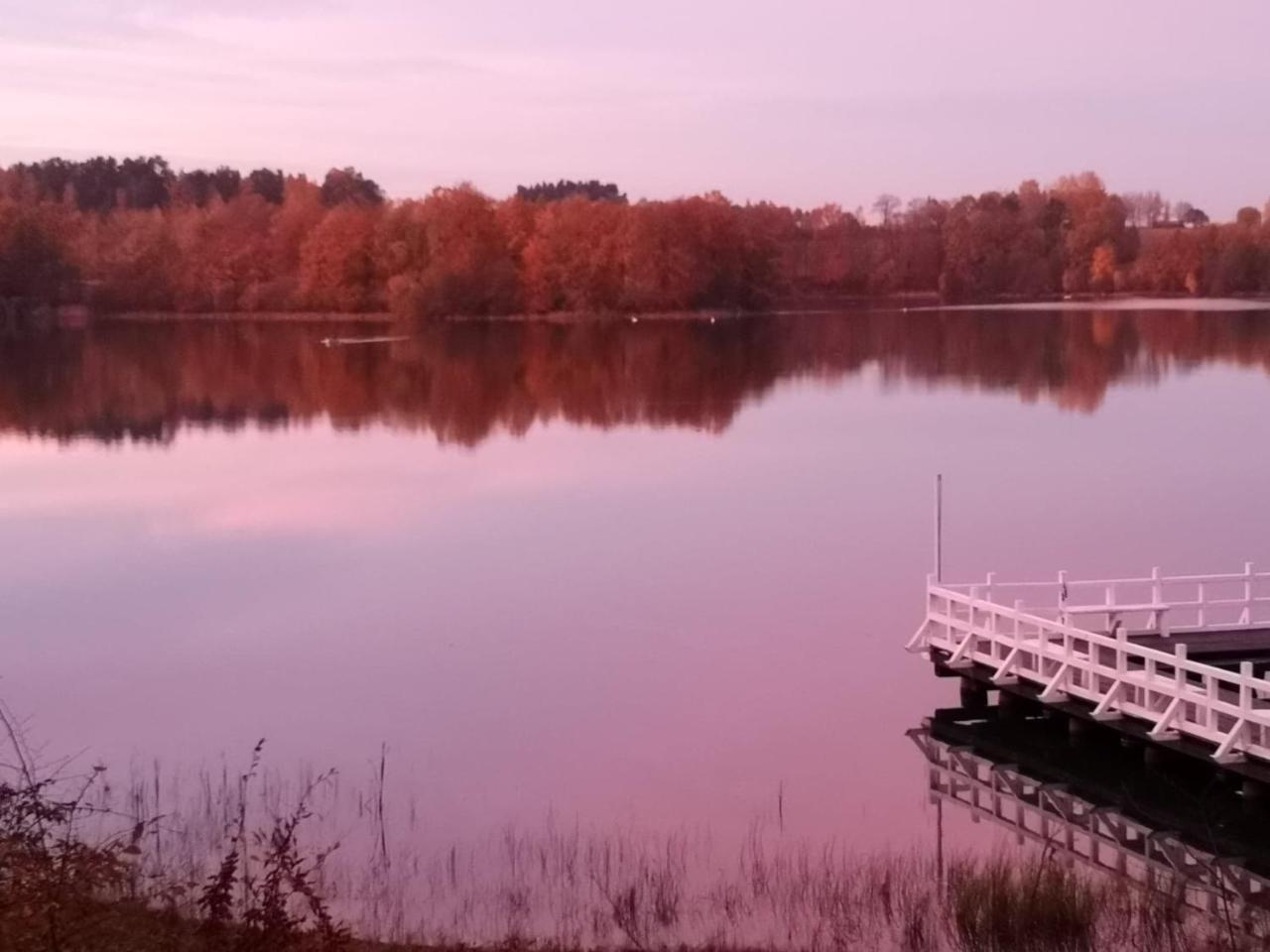 Pokoje Hotelowe Nad Jeziorem Jelen Bytów Exterior foto