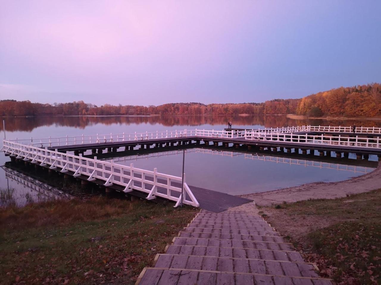 Pokoje Hotelowe Nad Jeziorem Jelen Bytów Exterior foto