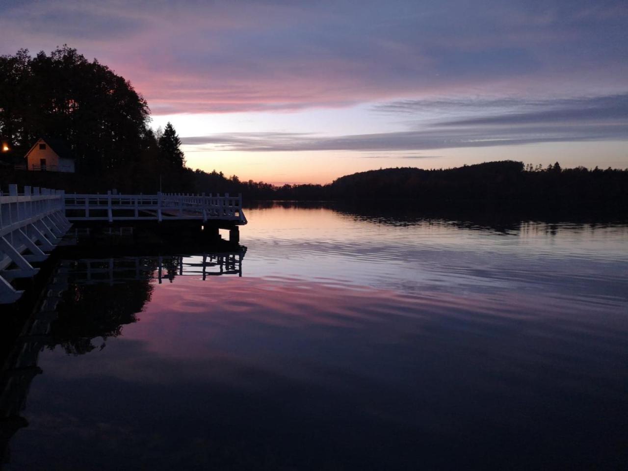 Pokoje Hotelowe Nad Jeziorem Jelen Bytów Exterior foto