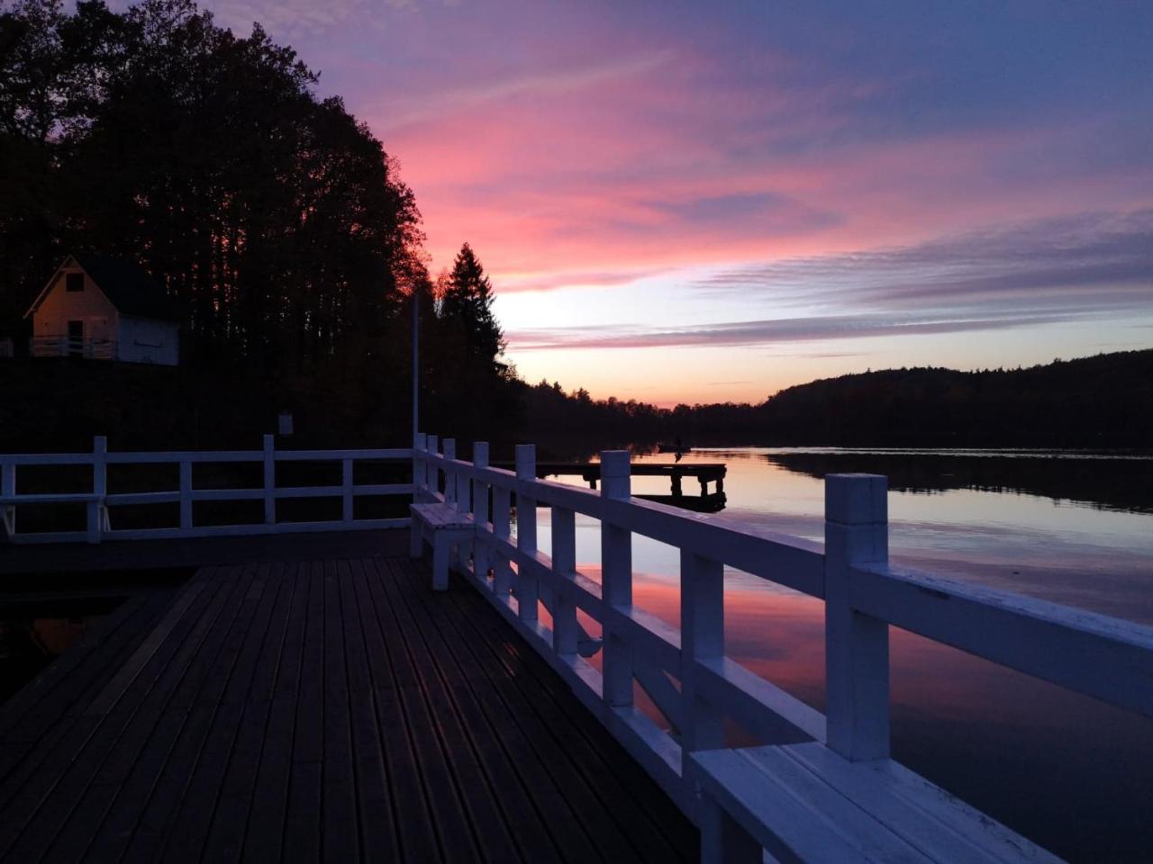 Pokoje Hotelowe Nad Jeziorem Jelen Bytów Exterior foto